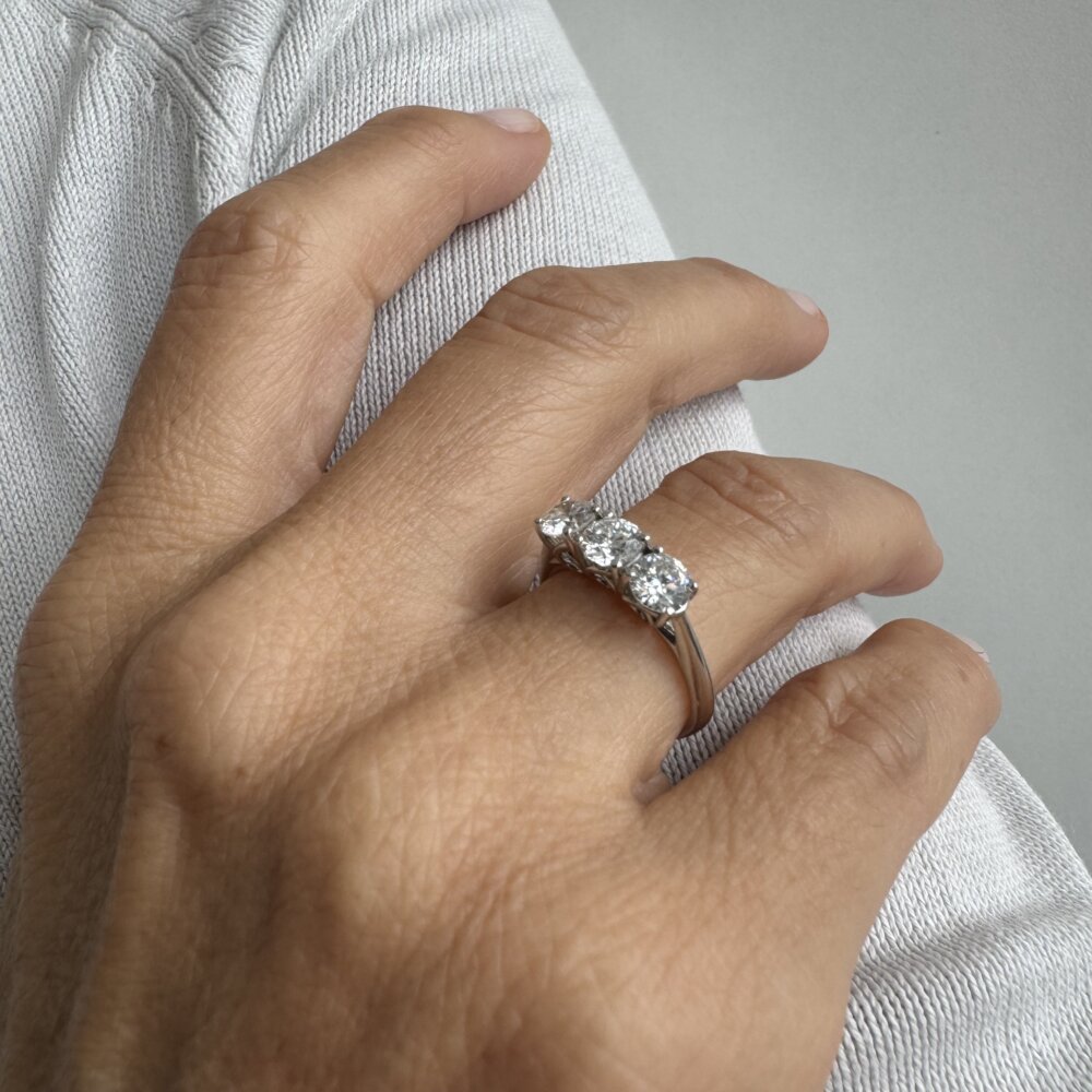 Foto gioiello indossata: anello trilogy in oro bianco con diamanti