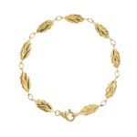 Bracciale maglia a foglie in oro giallo 18kt con chiusura a moschettone.