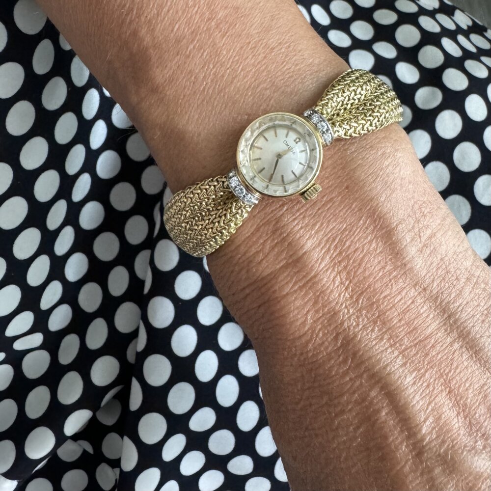Foto gioiello indossata: orologio Omega in oro giallo con diamanti da donna