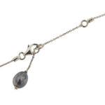Particolare zoom chiusura a moschettone di collana in oro bianco con perle e quarzi citrini 3