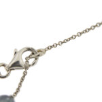 Particolare zoom chiusura a moschettone di collana in oro bianco con perle e quarzi citrini 4