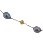 Dettaglio due perle e quarzo citrini inserti su collana oro bianco