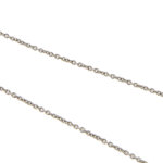 Dettaglio maglia di collana oro bianco con perle e quarzi
