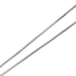 Dettaglio maglia veneta in oro bianco di collana con ciondolo croce con diamanti