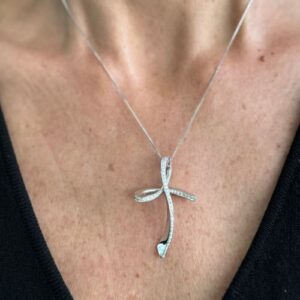 Foto gioiello indossata: collana in oro bianco maglia veneta con ciondolo a  forma di croce con diamanti