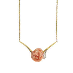 Collana maglia rolò in oro giallo 18kt e centrale con rosa intagliata in corallo rosa e foglia in oro bianco con 4 diamanti taglio brillante da 0.05 ct cad., totale 0.20 ct; colore FG - purezza VVS.