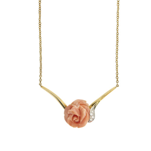 Collana maglia rolò in oro giallo 18kt e centrale con rosa intagliata in corallo rosa e foglia in oro bianco con 4 diamanti taglio brillante da 0.05 ct cad., totale 0.20 ct; colore FG - purezza VVS.