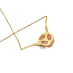 Collana maglia rolo oro giallo con rosa di corallo e diamanti retro ciondolo