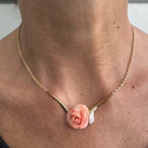 Foto gioiello indossata: collana in oro giallo collier con fiore con corallo rosa e diamanti