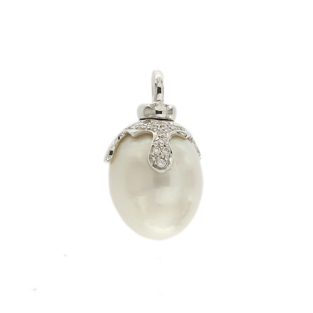 Pearl and diamonds pendant