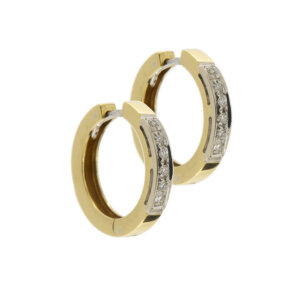 Orecchini a cerchio in oro giallo e oro bianco 18kt con 12 diamanti taglio brillante da 0,03 ct cad. totale 0,36 ct - colore FG e purezza VVS, chiusura a scatto.