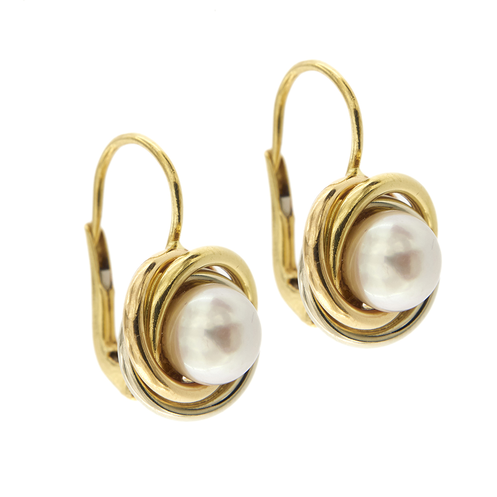 Leverback earrings with pearls