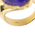 zoom dettaglio incisione punzone 750 oro su gambo interno di anello a fascia con lapislazzuli
