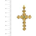 ciondolo vintage a forma di croce lavorata in oro bianco e giallo con smeraldo centrale foto paragone righello per misura gioiello lunghezza in cm