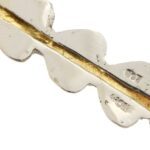 zoom dettaglio retro e incisione punzone 750 oro su ciondolo croce con smeraldo