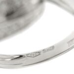 dettaglio zoom incisione punzone 750 oro su anello a fascia in oro bianco con diamanti Yukiko