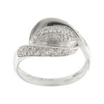 Anello a fascia contrarié in oro bianco 18kt con 30 diamanti taglio brillante da 0.01 ct cad. totale 0.30 ct - colore GH e purezza VS. Brand: Yukiko.