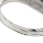 dettaglio incisione brand di anello a fascia in oro bianco con diamanti Yukiko