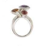 anello oro bianco con pietre preziose foto alto profilo