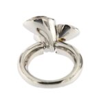 visione interna e retro di anello con pietre preziose in oro bianco