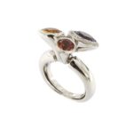 profilo prospettiva di anello oro bianco con pietre preziose e diamanti
