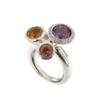 profilo prospettiva di anello oro bianco con pietre preziose e diamanti 2 direzione testa