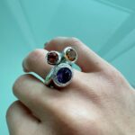 Foto gioiello indossata: anello oro bianco con pietre preziose