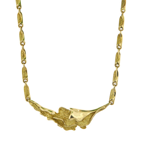 Collier in oro giallo 18kt con maglia a segmenti e centrale a foglie, ispirato alla natura, in oro cesellato; chiusura brevettata.