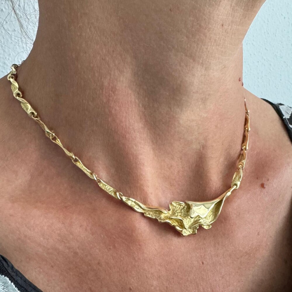 Foto gioiello indossata: collana foglie oro giallo Ghia