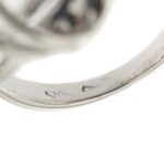 zoom dettaglio incisione punzone 750 oro di anello oro bianco intrecciato