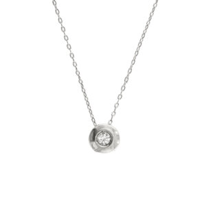 Collana in oro bianco 18 kt con ciondolo punto luce a cipollina e diamante taglio brillante da 0.10 ct colore GH e purezza VS.