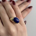 Foto gioiello indossata: anello in oro giallo con lapislazzuli