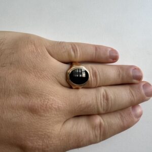 Foto gioiello indossata: anello in oro giallo con onice da uomo