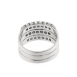 visione interna e retro di anello oro bianco con diamanti riviere tripla
