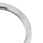 incisione bliss su lato di anello eternelle con diamanti