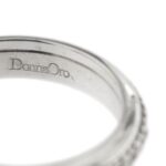 dettaglio incisione brand Donna oro su anello oro bianco con diamanti eternelle