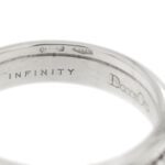 dettaglio zoom incisione interna di anello eternelle oro bianco con diamanti brand Donna oro