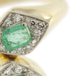 Dettaglio zoom di smeraldo e diamanti di anello contrarie oro giallo