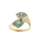 Anello oro giallo contrarie con smeraldo e diamanti