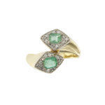 Anello in oro giallo contrarie con smeraldi e diamanti foto frontale