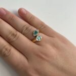 Foto gioiello indossata: anello contrarie in oro giallo con smeraldi e diamanti