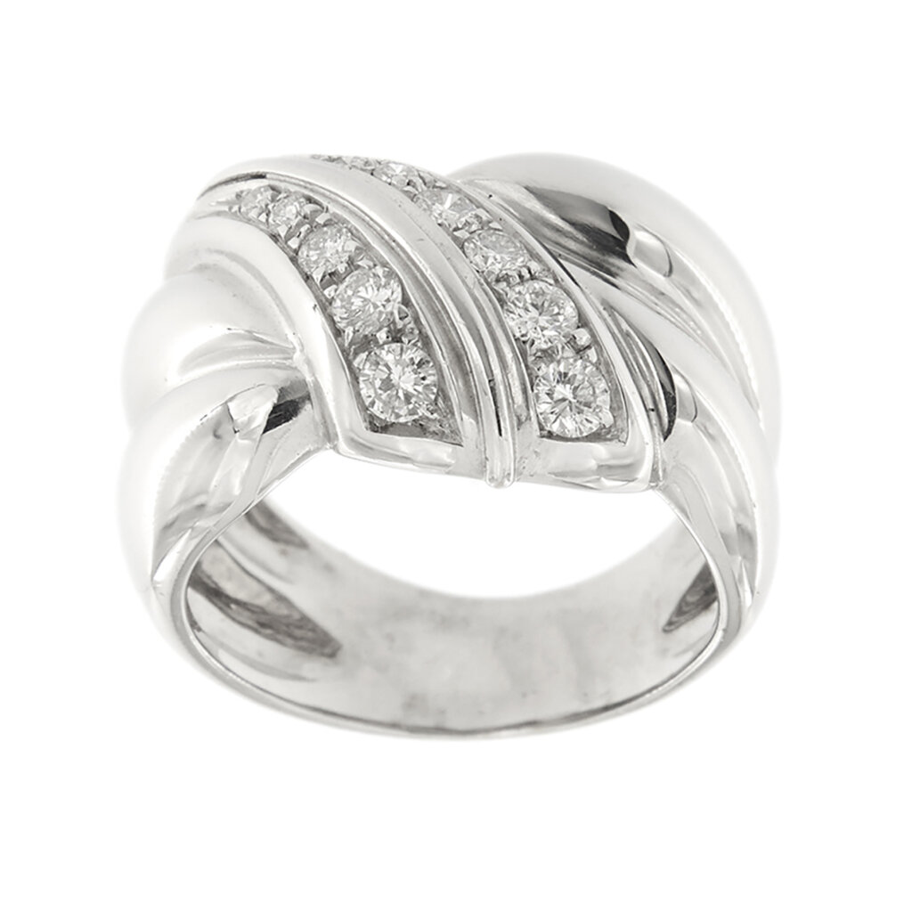 Band ring with diamonds