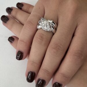 Foto gioiello indossata: anello in oro giallo con diamanti a fascia