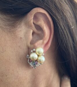 Foto gioiello indossata: orecchini in oro bianco alta gioielleria con diamanti, pietre preziose e perle