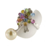 anello oro bianco con perla pendente, pietre preziose colorate e diamanti 2