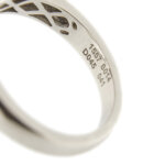 particolare interno zoom di anello oro bianco con perla pendente, pietre preziose colorate e diamanti