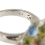 particolare interno zoom di anello oro bianco con perla pendente, pietre preziose colorate e diamanti 2