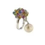 anello oro bianco con perla pendente, pietre preziose colorate e diamanti