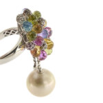 anello oro bianco con perla pendente, pietre preziose colorate e diamanti profilo