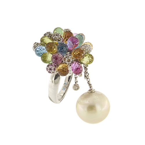 Anello bouquet in oro bianco 18kt con pietre multicolore a goccia taglio briolette e 7 gocce in oro con incastonati ametiste e 78 diamanti taglio brillante da 0.005 ct cad., 39 da colore GH, purezza VS e 39 colore brown e con 4 pendenti con maglia rolò: una perla australiana da 12.5-13 mm, colore avorio, sfumatura grigia e 3 diamanti taglio brillante da 0.02 ct cad. - colore GH, purezza VS, totale diamanti 0.45 ct.